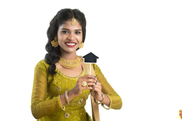 Ευτυχισμένος Ινδική Παραδοσιακή Νεαρή Γυναίκα Κρατώντας Ένα Μικρό Σπίτι Πίνακα — Φωτογραφία Αρχείου