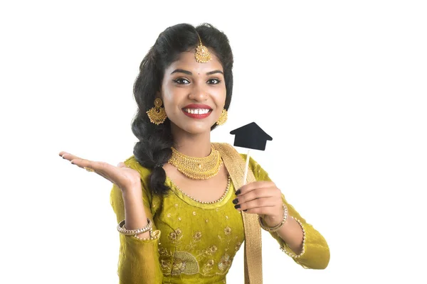 Fröhliche Indische Traditionelle Junge Frau Mit Einem Kleinen Häuserbrett Der — Stockfoto