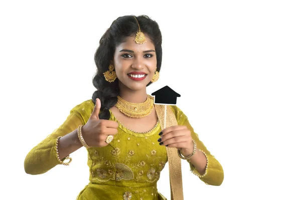 Счастливая Индийская Традиционная Молодая Женщина Держит Руках Маленькую Доску Вырезов — стоковое фото