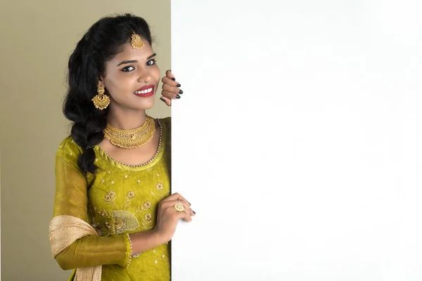 Menina Tradicional Segurando Mostrando Placa Sinal Branco Branco — Fotografia de Stock