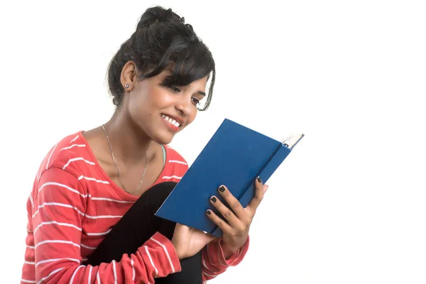 Guapa Joven Sosteniendo Libro Posando Sobre Fondo Blanco — Foto de Stock