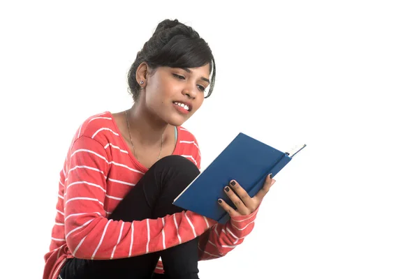 Όμορφη Νεαρή Κοπέλα Κρατώντας Βιβλίο Και Ποζάροντας Λευκό Φόντο — Φωτογραφία Αρχείου