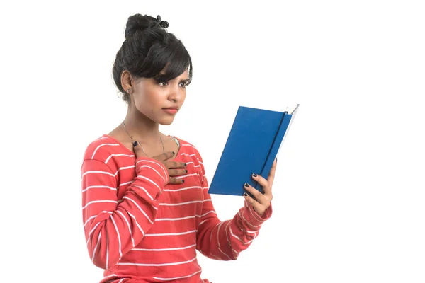 Guapa Joven Sosteniendo Libro Posando Sobre Fondo Blanco — Foto de Stock