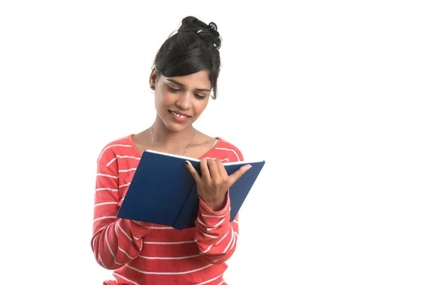 Guapa Joven Sosteniendo Libro Posando Sobre Fondo Blanco — Foto de Stock