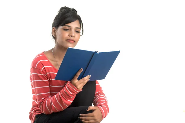 Guapa Joven Sosteniendo Libro Posando Sobre Fondo Blanco — Foto de Stock