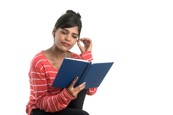 Guapa Joven Sosteniendo Libro Posando Sobre Fondo Blanco — Foto de Stock