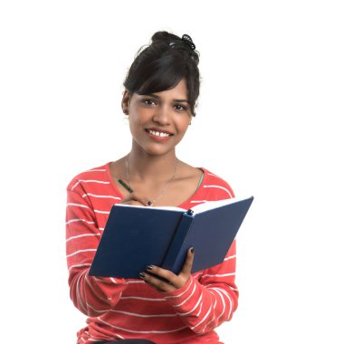 Elinde kitapla beyaz arka planda poz veren güzel bir genç kız.