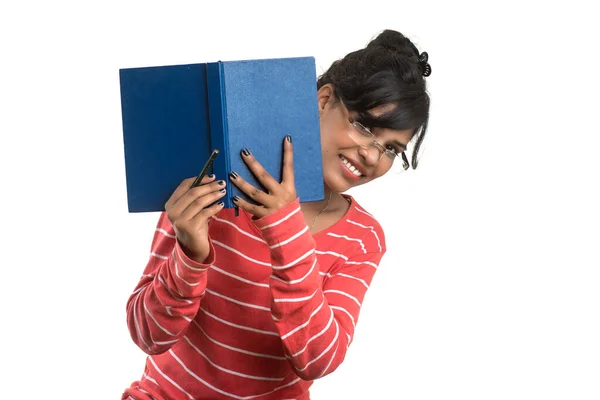 Guapa Joven Sosteniendo Libro Posando Sobre Fondo Blanco — Foto de Stock