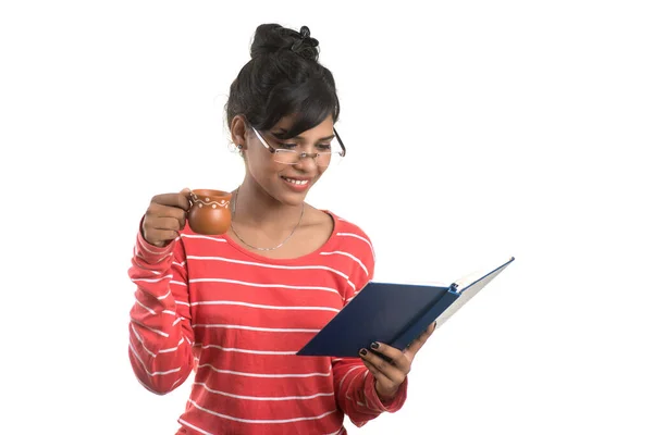 Hermosa Joven Con Libro Taza Café Posando Sobre Fondo Blanco — Foto de Stock