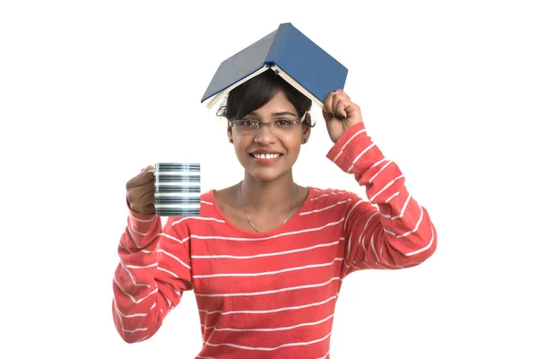 Hermosa Joven Con Libro Taza Café Posando Sobre Fondo Blanco — Foto de Stock