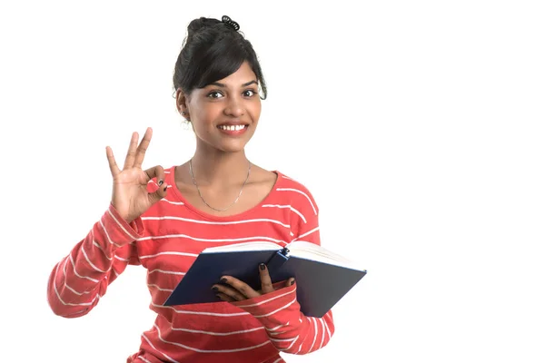 Guapa Joven Sosteniendo Libro Posando Sobre Fondo Blanco — Foto de Stock