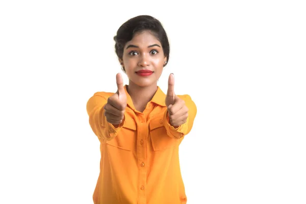 Sonriente Chica Alegre Mostrando Signo Aislado Sobre Fondo Blanco — Foto de Stock