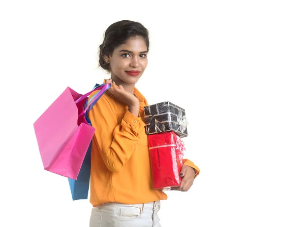 Mooie Vrouw Met Veel Boodschappentassen Geschenkdoos Een Witte Achtergrond — Stockfoto