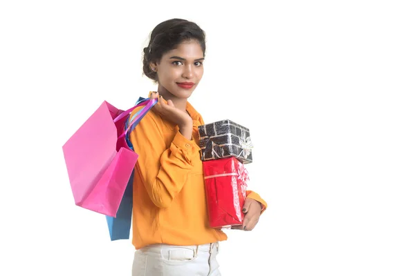 Όμορφη Γυναίκα Που Μεταφέρουν Πολλές Τσάντες Ψώνια Και Κουτί Δώρου — Φωτογραφία Αρχείου