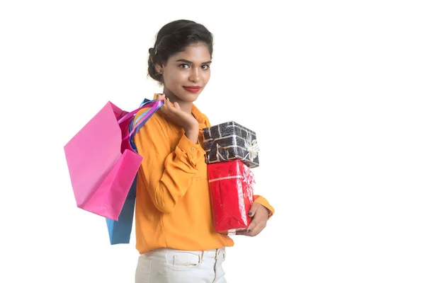 Mooie Vrouw Met Veel Boodschappentassen Geschenkdoos Een Witte Achtergrond — Stockfoto