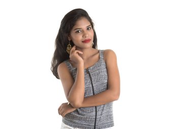 Beyaz arka planda poz veren güzel, genç bir kızın portresi.