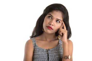 Gülümseyen neşeli kız beyaz arka planda izole edilmiş işaret gösteriyor.