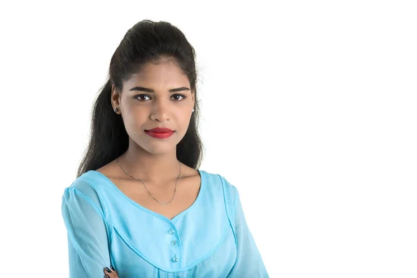 Retrato Una Hermosa Joven Sonriente Posando Sobre Fondo Blanco — Foto de Stock