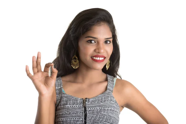 Sonriente Chica Alegre Mostrando Signo Aislado Sobre Fondo Blanco —  Fotos de Stock