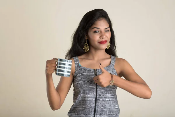 Hermosa Joven Con Taza Café Posando — Foto de Stock