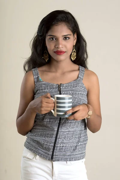 Bir Fincan Çay Kahve Içen Güzel Genç Kız — Stok fotoğraf
