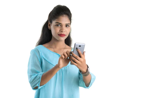 Menina Indiana Usando Telefone Celular Smartphone Isolado Fundo Branco — Fotografia de Stock