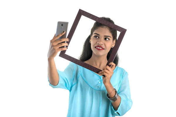 Chica India Joven Usando Teléfono Móvil Teléfono Inteligente Con Marco — Foto de Stock