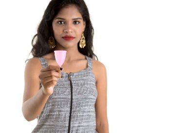 Genç kız ellerinin regl bardağını tutması, jinekoloji konsepti, regl bardağının kullanımını onaylayan baş parmaklar.