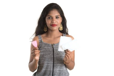 Genç kız ellerinin regl bardağını tutması, jinekoloji konsepti, regl bardağının kullanımını onaylayan baş parmaklar.