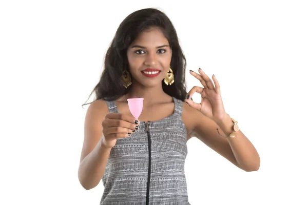 年轻女子手握月经杯的特写 妇科概念 展示大拇指认可月经杯的使用 — 图库照片