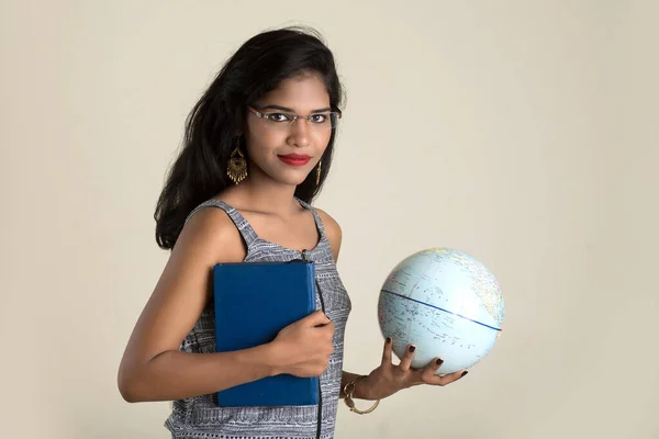 白い背景に地球と本を保持している若い女の子の学生 高等学校大学構想における教育 — ストック写真