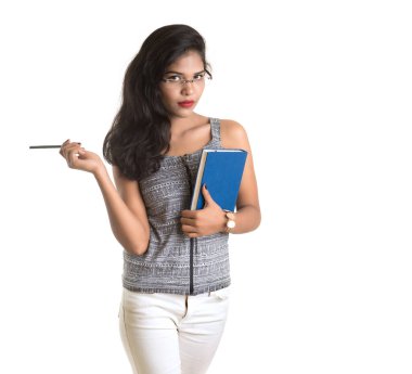 Elinde kitapla beyaz arka planda poz veren güzel bir genç kız.