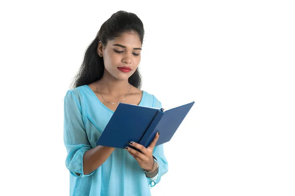 Guapa Joven Sosteniendo Libro Posando Sobre Fondo Blanco —  Fotos de Stock