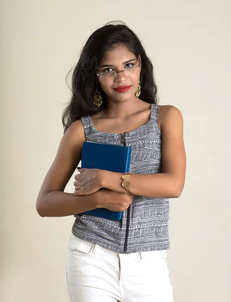 Bastante Joven Sosteniendo Posando Con Libro —  Fotos de Stock