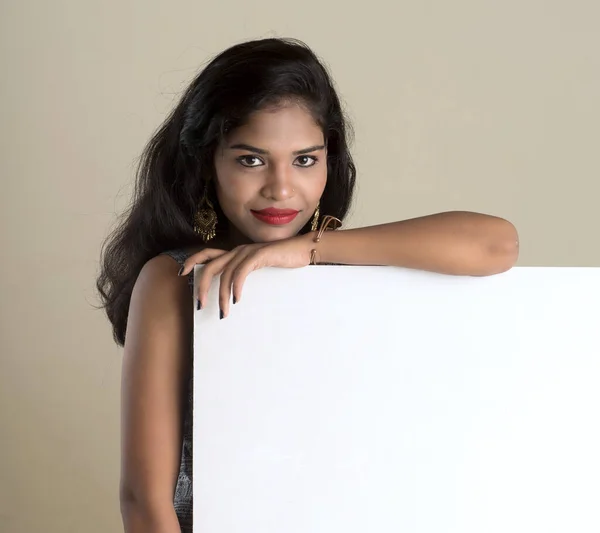 Piękna Młoda Dziewczyna Gospodarstwa Biały Duży Signboard Pozowanie — Zdjęcie stockowe