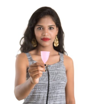 Genç kız ellerinin regl bardağını tutması, jinekoloji konsepti, regl bardağının kullanımını onaylayan baş parmaklar.