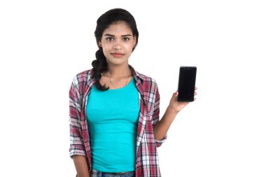 Beyaz arka planda izole edilmiş cep telefonu ya da akıllı telefon kullanan genç bir Hintli kız.