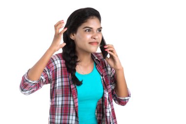 Beyaz arka planda izole edilmiş cep telefonu ya da akıllı telefon kullanan genç bir Hintli kız.