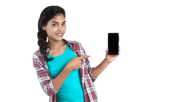 Junges Indisches Mädchen Mit Mobiltelefon Oder Smartphone Auf Weißem Hintergrund — Stockfoto