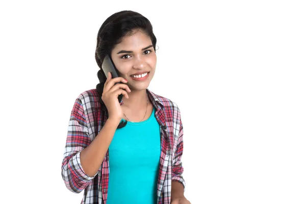 Menina Indiana Usando Telefone Celular Smartphone Isolado Fundo Branco — Fotografia de Stock