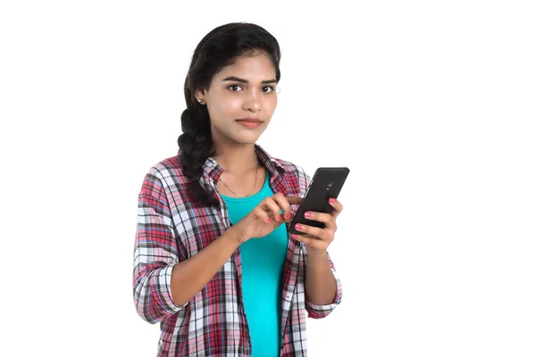 Giovane Ragazza Indiana Utilizzando Telefono Cellulare Smartphone Isolato Uno Sfondo — Foto Stock