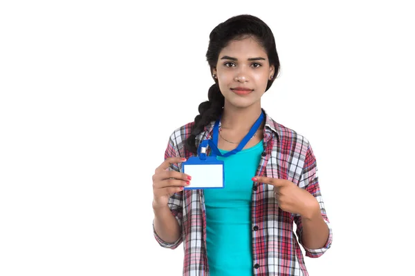 Joven Mujer Sosteniendo Identificación Blanca Tarjeta Identificación Plástico Blanco —  Fotos de Stock