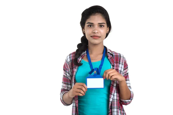 Joven Mujer Sosteniendo Identificación Blanca Tarjeta Identificación Plástico Blanco —  Fotos de Stock