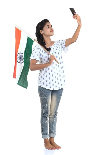 Meisje Met Mobiele Met Indiase Vlag Tricolor Witte Achtergrond Indiase — Stockfoto