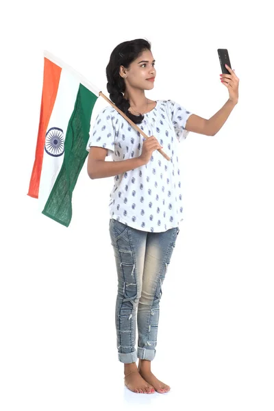 Chica Con Móvil Con Bandera India Tricolor Sobre Fondo Blanco —  Fotos de Stock