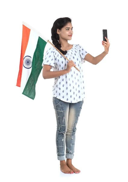 Meisje Met Mobiele Met Indiase Vlag Tricolor Witte Achtergrond Indiase — Stockfoto