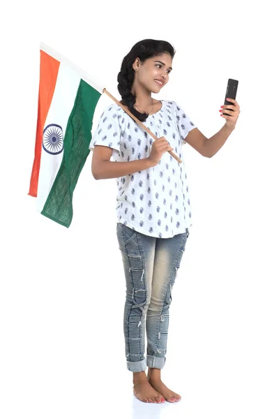 Lány Használ Mobil Indiai Zászló Vagy Trikolor Fehér Alapon Indiai — Stock Fotó