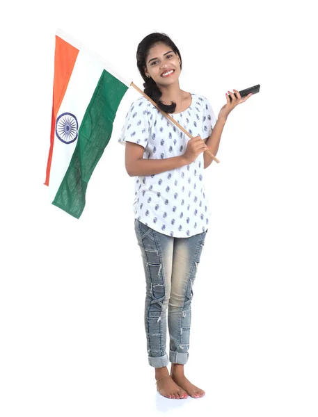 在印第安人独立日 印第安人共和国日 白人背景下使用带有印度国旗或三色旗的手机的女孩 — 图库照片