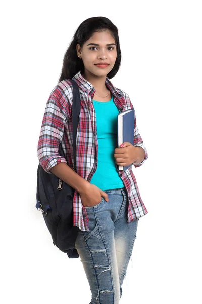 Νεαρή Ινδή Σακίδιο Στέκεται Και Κρατά Σημειωματάρια Ποζάροντας Λευκό Φόντο — Φωτογραφία Αρχείου