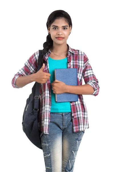 Νεαρή Ινδή Σακίδιο Στέκεται Και Κρατά Σημειωματάρια Ποζάροντας Λευκό Φόντο — Φωτογραφία Αρχείου